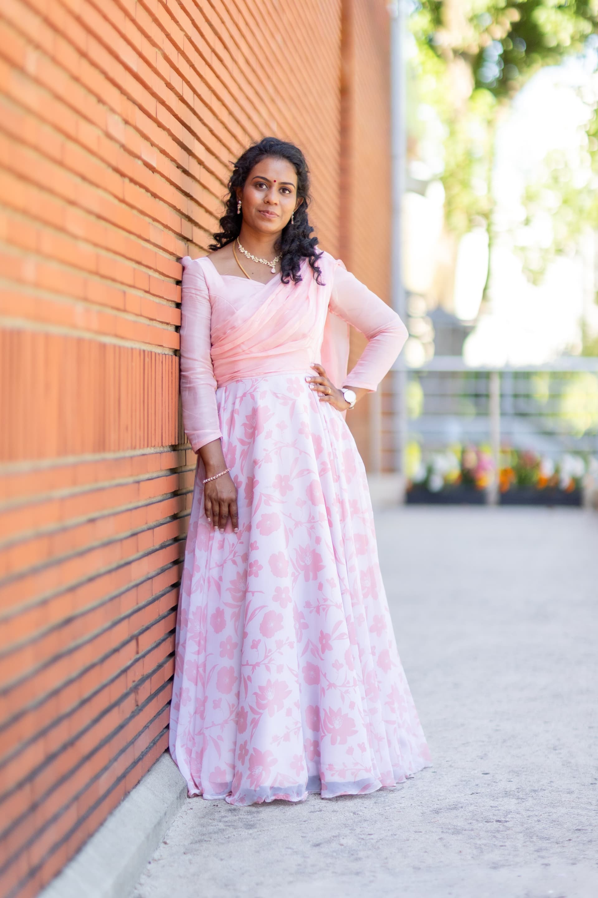 Venuya, couturière fondatrice de Sitara Paris, dans une pièce qu'elle a cousue sur-mesure