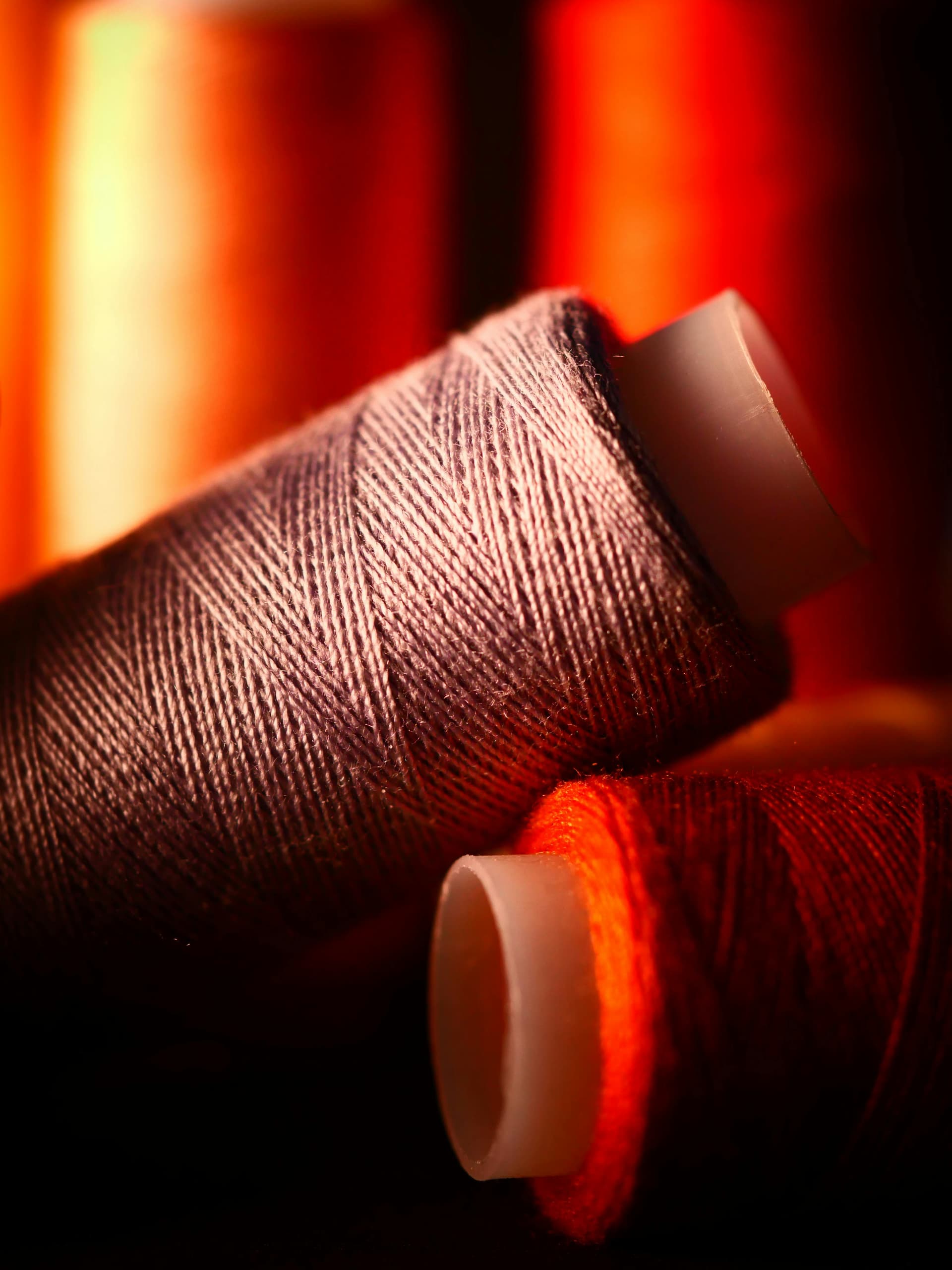 Bobines de fil dans l'atelier de couture Sitara Paris